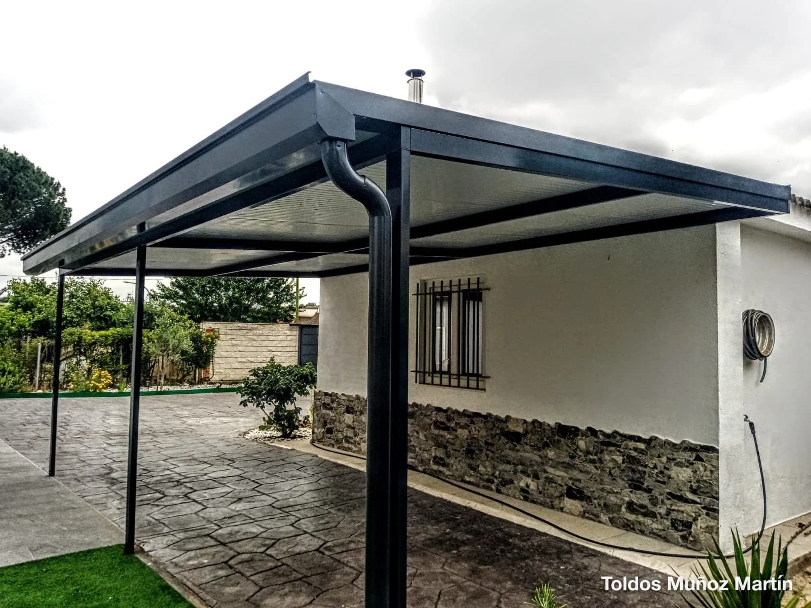 Panel sándwich instalado por Toldos Muñoz Martín