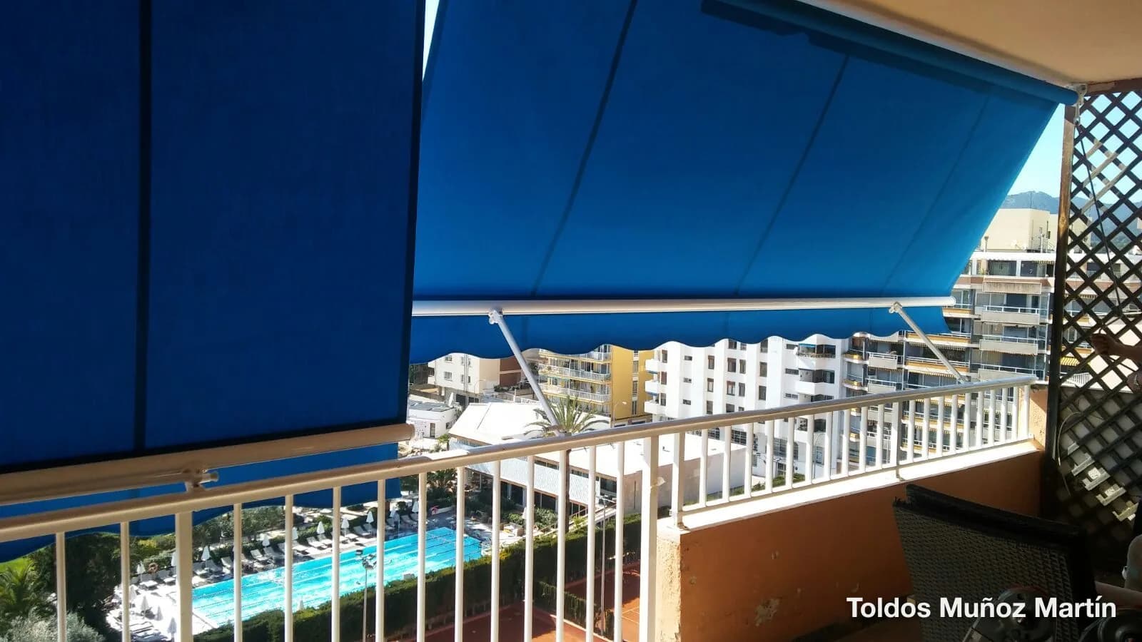 Toldos stor de barandilla instalado por Toldos Muñoz Martín